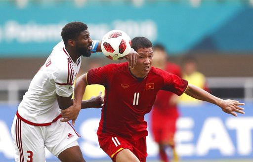 Anh Đức (phải) rời sân sau 55 phút thi đấu.