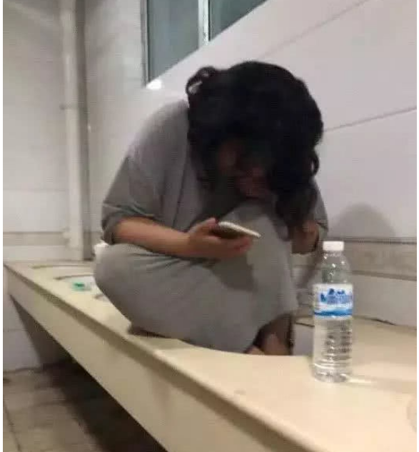 Nữ sinh này trèo lên bồn rửa mặt để khóc.