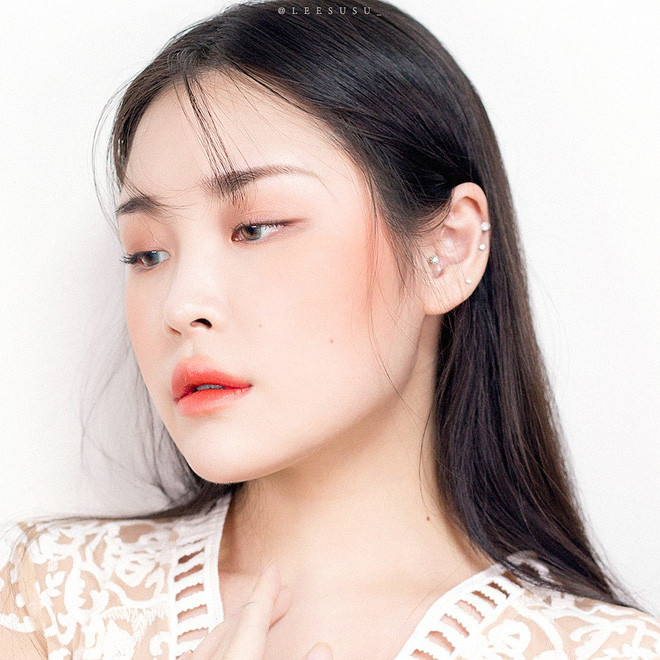 Cô nàng sở hữu nước da trắng hồng, đôi mắt một mí nhỏ đậm chất Hàn Quốc.