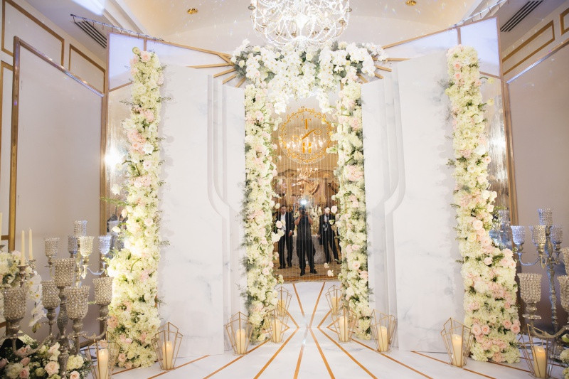 Vốn là người kín tiếng trong showbiz, những hình ảnh rước dâu của cặp đôi trong ngày hôm nay không lọt ra ngoài. Chỉ có một số hình ảnh không gian tiệc cưới sang trọng vào tối nay của anh và vợ tương lai.