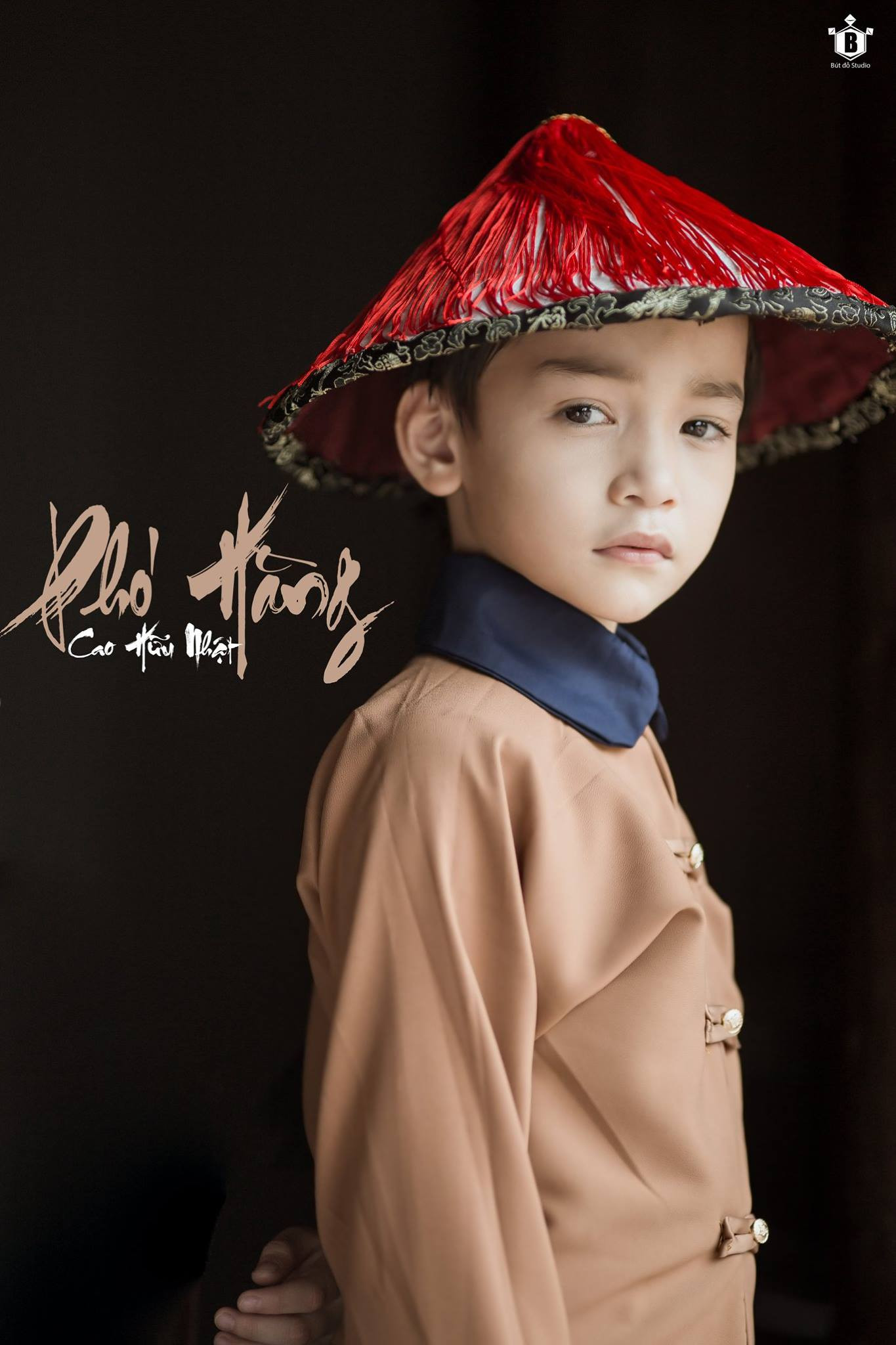 Hữu Nhật cosplay xuất sắc nhân vật Phó Hằng với biểu cảm đẹp trai, lạnh lùng nhưng đôi mắt vẫn ánh lên vẻ ấm áp, si tình.