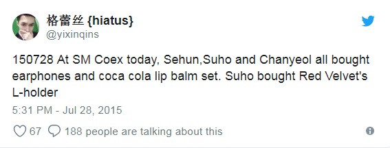 Khi có dịp mua đồ lưu niệm trong cửa hàng SM Coex, món đồ Suho chọn là một thứ liên quan đến Red Velvet.