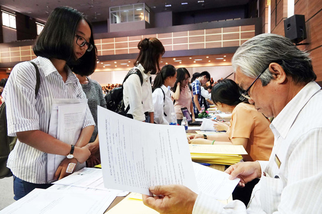 Sinh viên làm thủ tục nhập học tại Trường ĐH Kinh tế TP.HCM năm nay. ẢNH: ĐÀO NGỌC THẠCH.