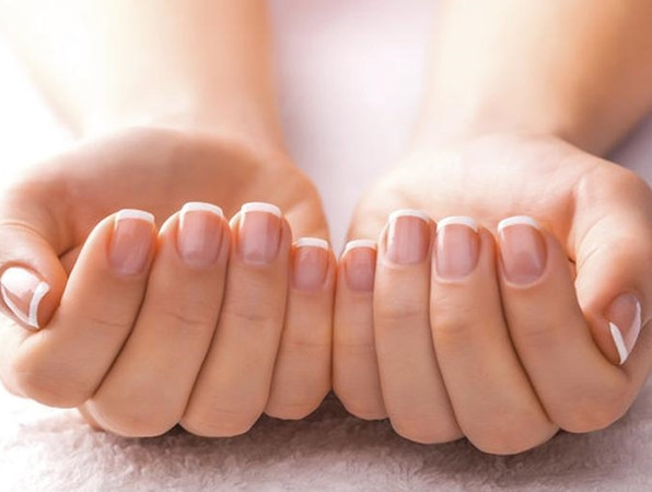 Móng tay dễ gãy có thể là dấu hiệu của tuyến giáp hoạt động kém.