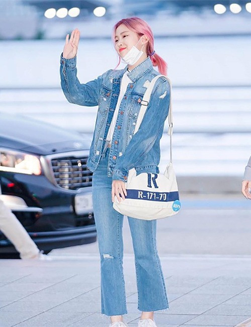 Thay vì mê quần legging, quần ôm như nhiều idol khác, Ryujin chuộng quần ống đứng, quần ống loe để che đi đôi chân cong.