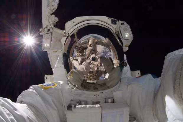 7 tấm hình selfie ấn tượng được thực hiện ngoài vũ trụ khiến ai cũng cảm thấy ghen tị ảnh 7