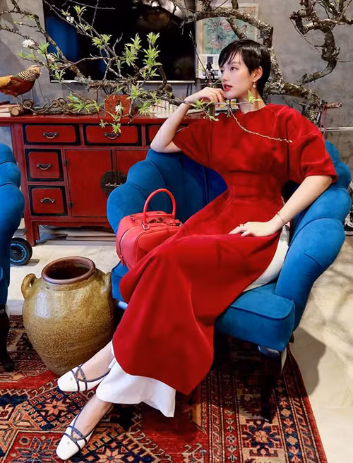 Khánh Linh dạo phố đầu năm với chiếc áo dài nhung đỏ kiểu cổ điển nhưng vẫn giúp cô nàng tôn lên nét đẹp hiện đại.