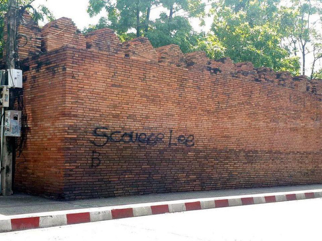 Bức tường cổ từ thế kỷ 13 bị hai vị khách nước ngoài vẽ bậy.