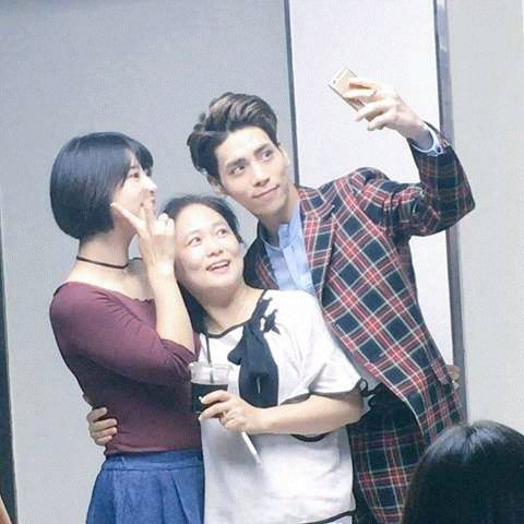Jonghyun bên mẹ và chị gái