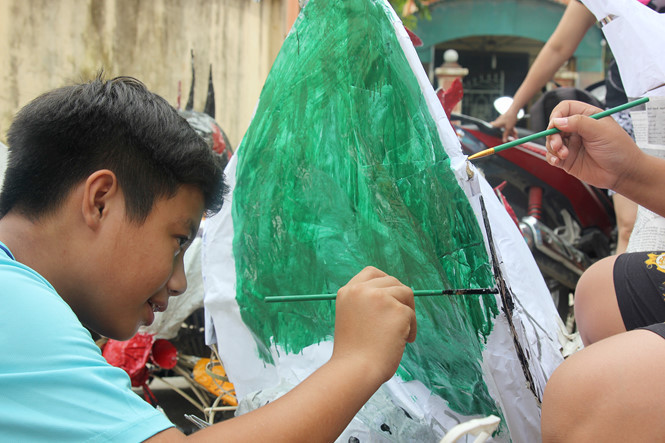 Qua những bàn tay khéo léo của 5 nam sinh lớp 7, các vật liệu bình thường đã thành những chiếc đầu lân, đầu xà ấn tượng.