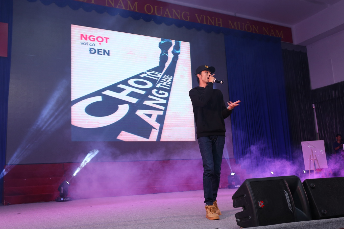 Đen Vâu khiến cho đêm nhạc sẽ là những khoảnh khắc khó quên dành cho các bạn sinh viên.