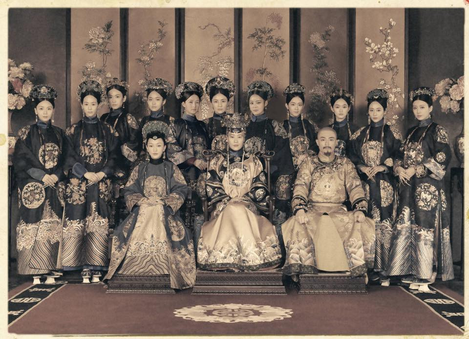 Thái hậu, Càn Long, Hoàng hậu và các phi tần. Đây là tạo hình khi Như Ý đã lên ngôi Hoàng hậu.