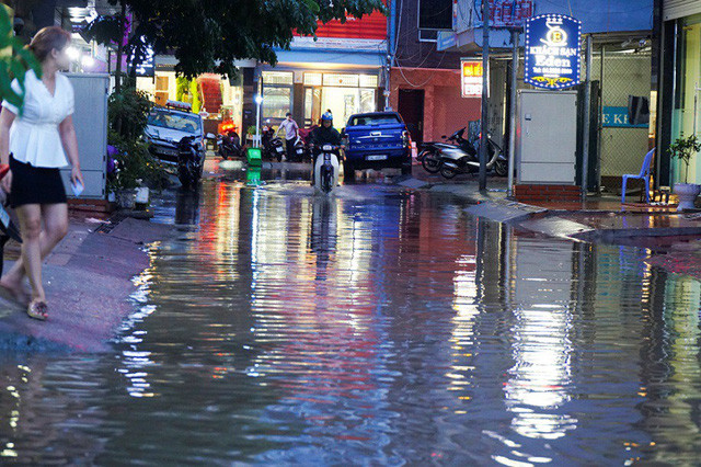 19h30, tình trạng ùn tắc tại khu vực quận Cầu Giấy mới bắt đầu khả quan hơn.