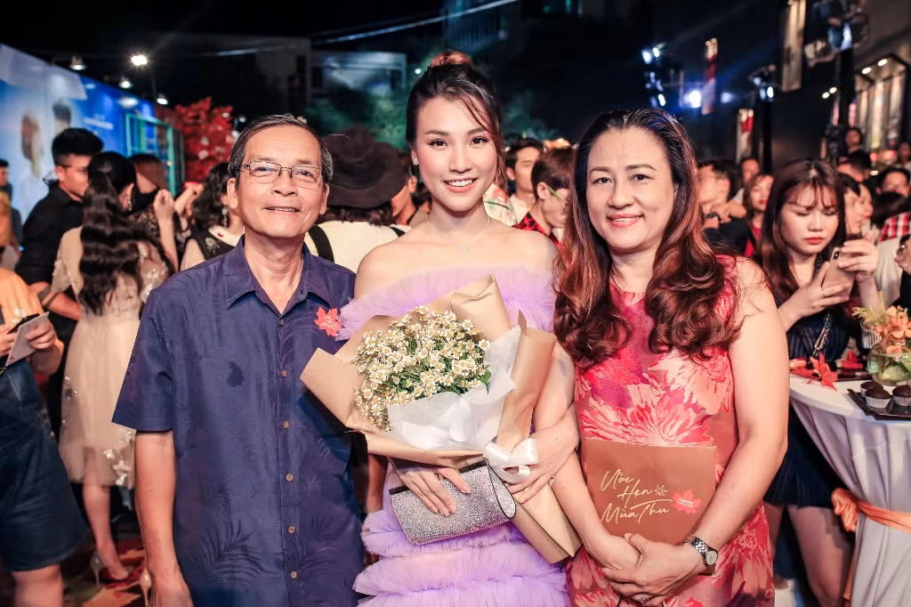 Buổi ra mắt phim còn có sự xuất hiện của bố mẹ Hoàng Oanh.