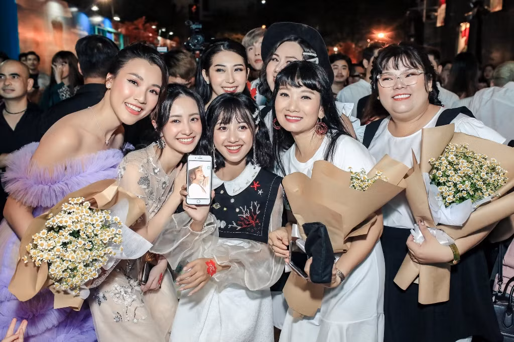 Các thành viên nhóm "Ngựa Hoang" đến chúc mừng "Dung Đại ca".