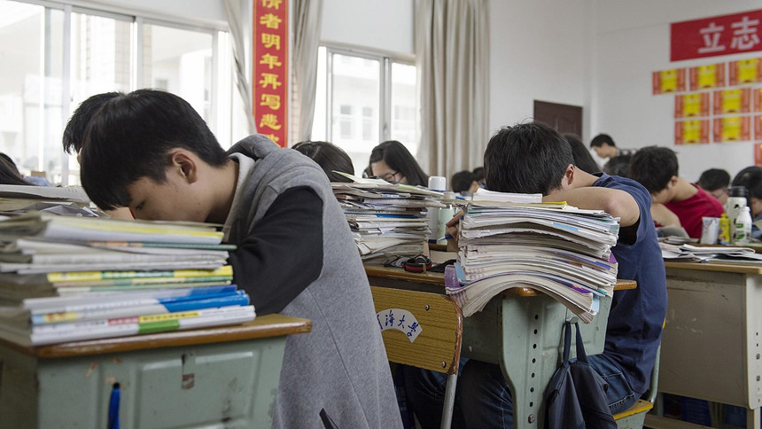 Học sinh Trung Quốc học 12 tiếng mỗi ngày và ăn trưa trong vòng 15 phút. Ảnh: CGTN.