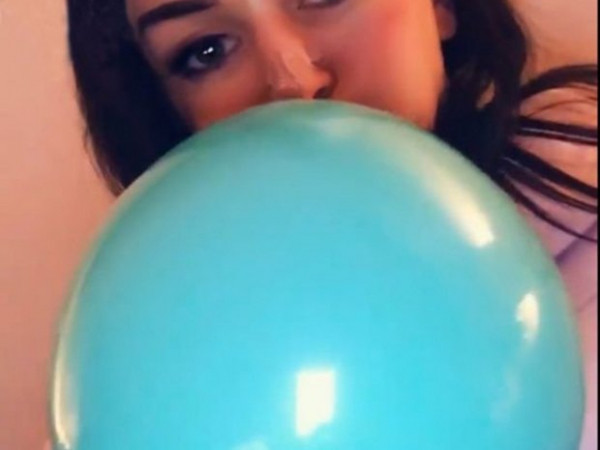 Olivia đã hít 15 quả bóng cười vào ngày cuối tuần.