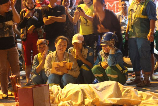 Hình ảnh các đồng nghiệp xót xa trước sự ra đi của nữ công nhân vệ sinh môi trường.