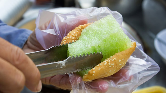 Ở Sài Gòn có muôn kiểu biến tấu của bánh tiêu ảnh 7 Ở Sài Gòn có muôn kiểu biến tấu của bánh tiêu ảnh 7