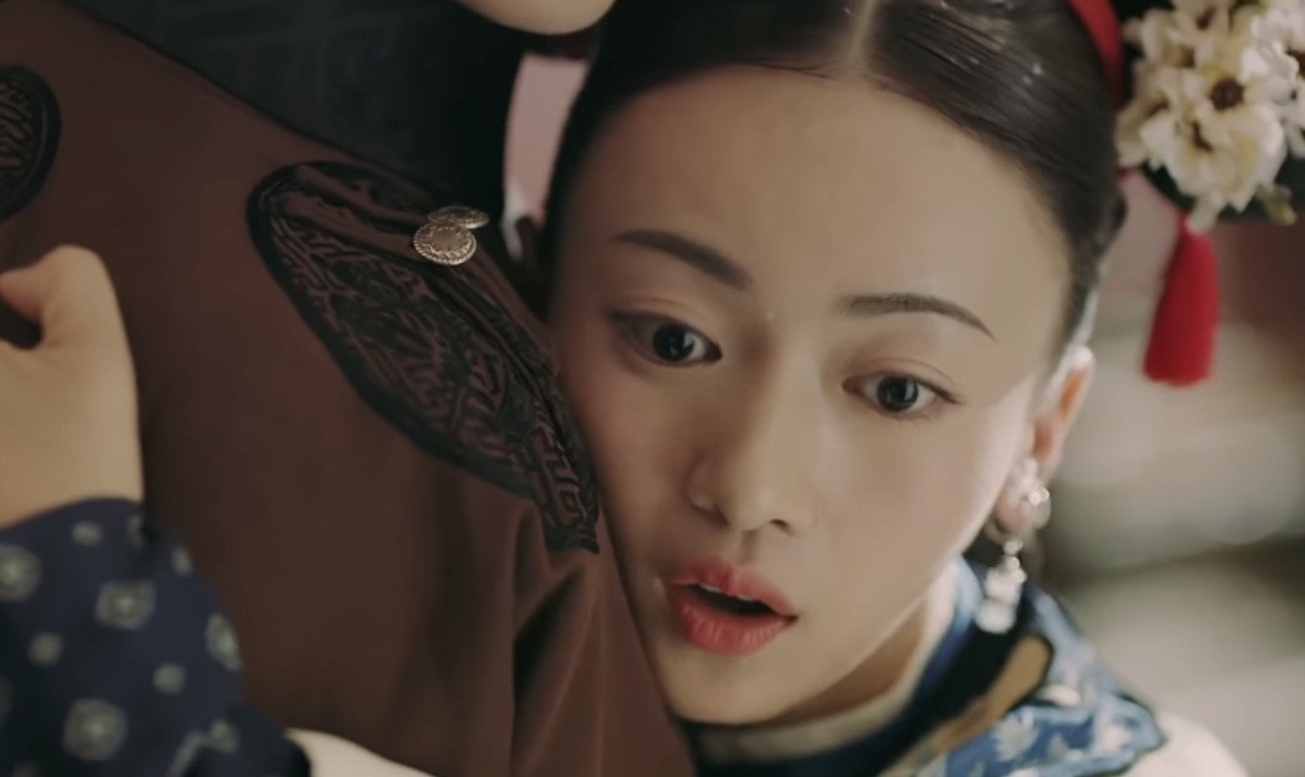 Ngụy Anh Lạc giả vờ té.