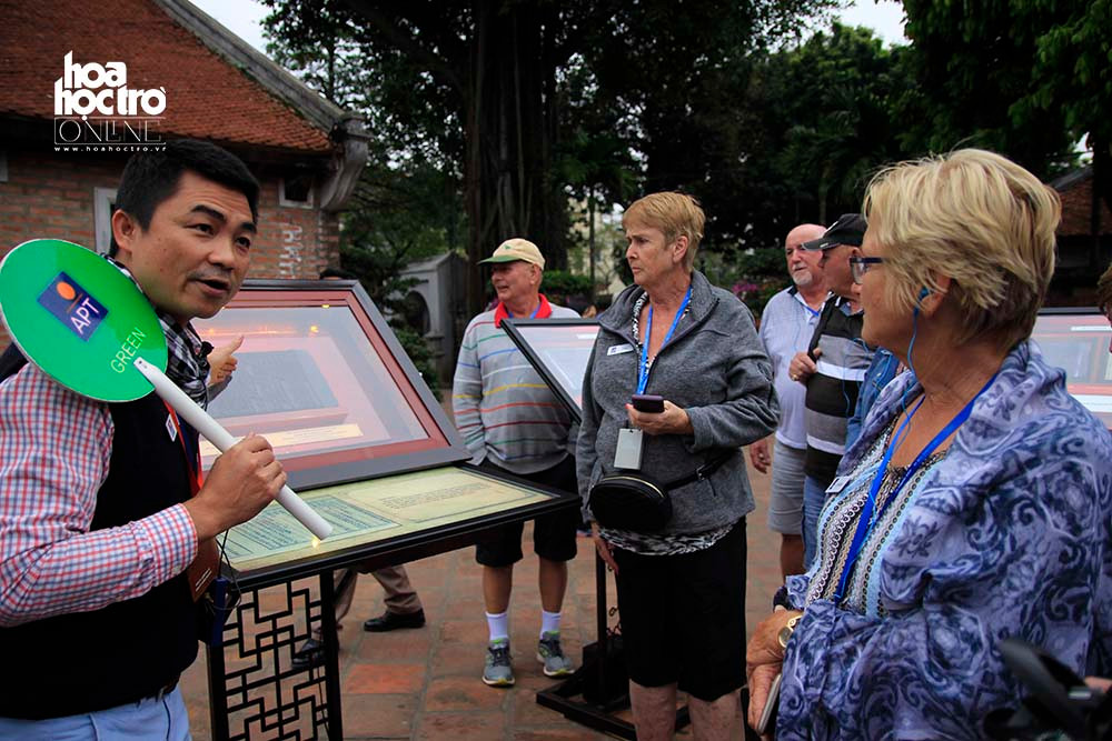 Đoàn du khách Đức nghe hướng dẫn viên thuyết minh lại về những Mộc bản triều Nguyễn được trưng bày.