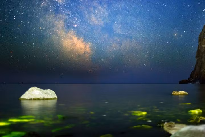 Bầu trời đêm lung linh nhìn từ vịnh Sagan-Zaba trên hồ Baikal.