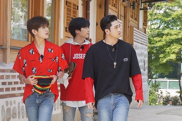 Bờ vai vững chãi của Baekho khi đi bên cạnh các thành viên trong nhóm