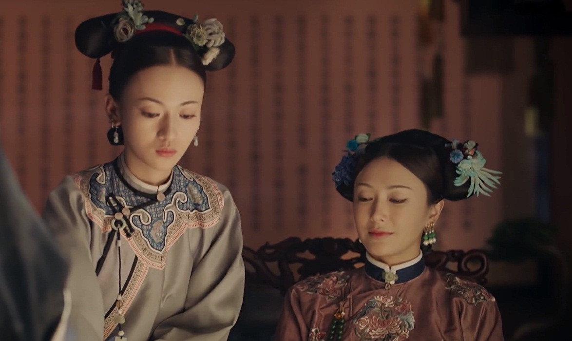 Dạy Ngụy Anh Lạc viết chữ, đọc sách, và những đức tính tốt.