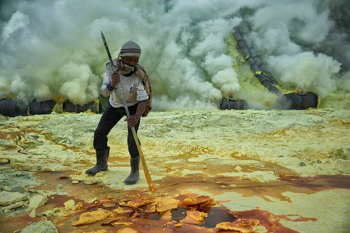 Người thợ mỏ này phải dùng khăn che miệng để không hít phải khí độc khi khai thác lưu huỳnh.