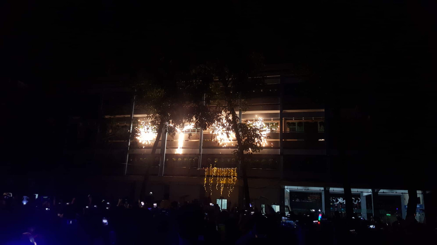 ...bằng pháo sáng rực rỡ. Sẽ không bao giờ quên!