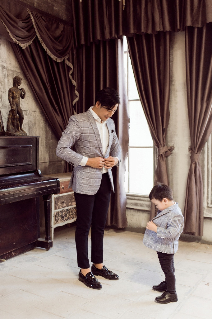 Cùng diện đồ vest đôi, Thanh Bình và con trai y hệt như hai người bạn thân, cùng nhau nhắng nhít trước ống kính.