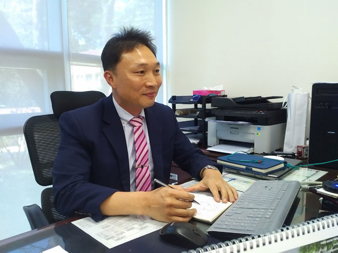 Lãnh sự Chun Hyun-kil trao đổi với PV . Ảnh: THỤY MIÊN.