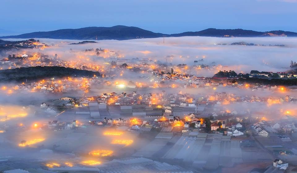 Thành phố mộng mơ ẩn hiện trong làn sương trắng mong manh, một vẻ đẹp thật dịu dàng làm tim ai xao xuyến.