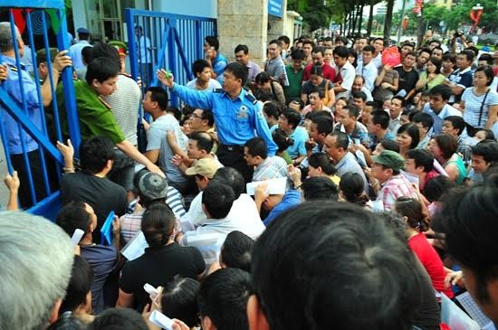 Phụ huynh từng chen lấn, đạp đổ cổng trường Thực Nghiệm để giành suất nộp hồ sơ cho con vào học (Ảnh: Internet).