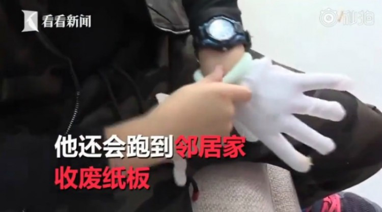 Thời gian rảnh, cậu bé 9 tuổi đi khắp khu phố nhặt phế liệu để kiếm tiền.