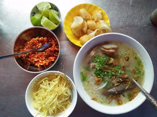 Bánh giò cháo quẩy và đồ ăn kèm không thể thiếu khi ăn cháo ở quán của bà Ngà.