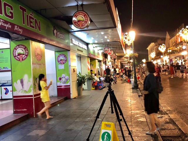 Máy ghi hình cùng biển cảnh báo vứt rác bị phạt tiền được đặt trước khu vực bán kem Tràng Tiền.