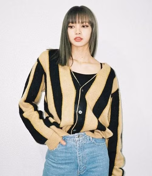 Chiếc cardigan của Stussy có giá lên tới 352 USD (tương đương 8,2 triệu đồng), tuy nhiên fan Lisa vẫn đổ xô tìm mua để giống thần tượng.