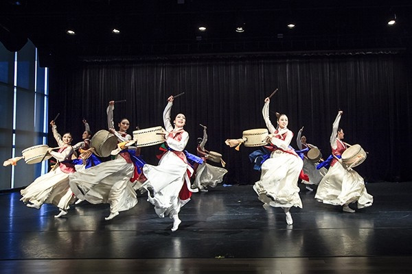 Các buổi biểu diễn nghệ thuật trong trường được tổ chức chuyên nghiệp.