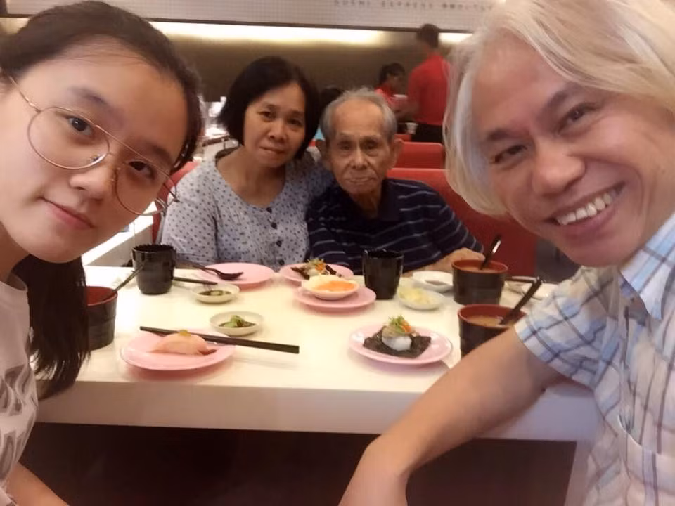 Hình ảnh họ chụp cùng cha của nhạc sĩ Lý Khôn Thành lúc còn sống.
