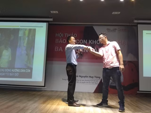 Kĩ năng vặn tay để thoát hiểm khi bị kẻ xấu tấn công.