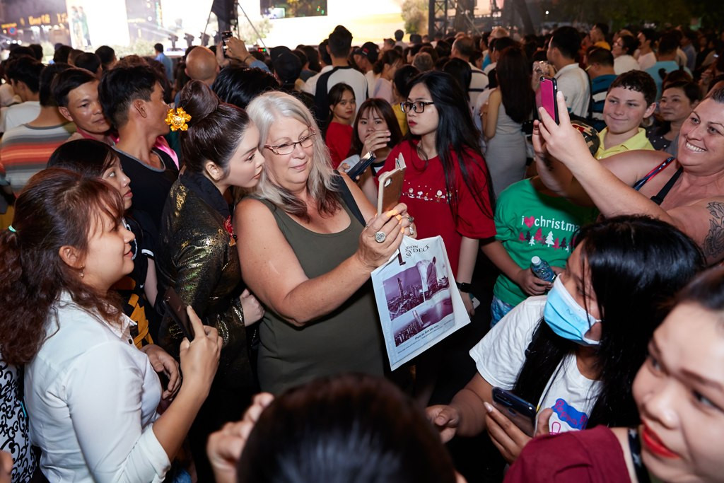 Du khách nước ngoài thích thú với bộ áo dài lấp lánh mà nữ diễn viên diện trên người. Đây là một trong những sự kiện hiếm hoi nữ diễn viên nhận lời tham dự với tư cách khách mời, và tham dự ba năm liên tiếp. Lý Nhã Kỳ chia sẻ cô có một tình yêu lớn với tà áo dài truyền thống. Trong tất cả các dịp ngoại giao quan trọng như gặp gỡ các chính khác, cô đều lựa chọn trang phục dân tộc để giới thiệu với bạn bè thế giới.