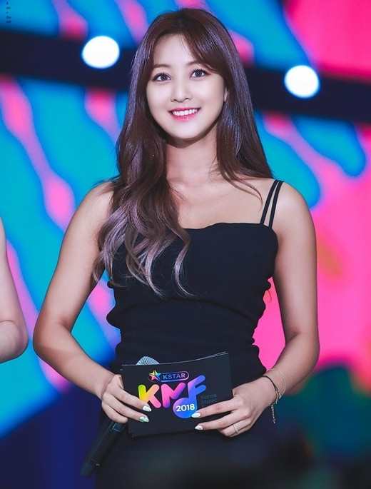 Rất nhiều fan của Twice cũng thú nhận rằng họ chỉ muốn ngắm mãi đôi mắt tròn xoe trong veo của trưởng nhóm Jihyo. Người Hàn Quốc tin rằng những ai có đôi mắt lấp lánh như Jihyo đều là người tốt bụng, dễ thương và được yêu mến.