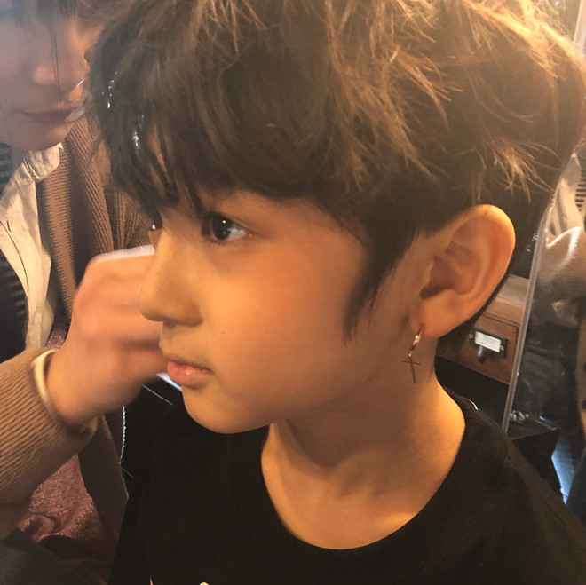 Mới 7 tuổi, Lee Yoo đã là mẫu nhí khá nổi tại Hàn Quốc. Gương mặt ưa nhìn với các đường nét hài hòa dù còn nhỏ tuổi, cùng cách biểu cảm tốt giúp cậu bé là cái tên được nhiều nhãn hàng trẻ em ưa thích.