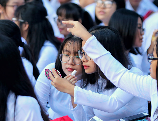 Học sinh trang điểm trong lễ khai giảng tại Trường THPT Chuyên Lê Hồng Phong. ẢNH: NGỌC DƯƠNG.