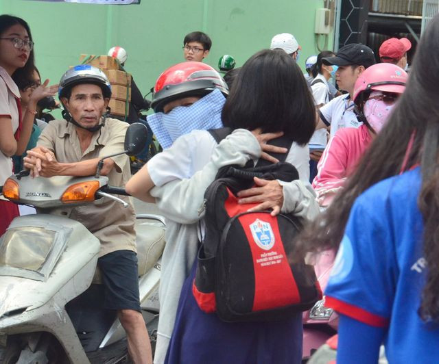 Hai mẹ con ôm chầm nhau sau thi tại điểm thi trường THPT Trưng Vương, TPHCM. Ảnh Hữu Phúc.