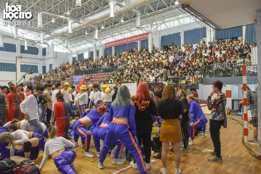 Các thành viên đội nhảy cũng nhanh chóng di chuyển tới đến địa điểm thi đấu và cùng nhau tập dợt lại trước giờ G.