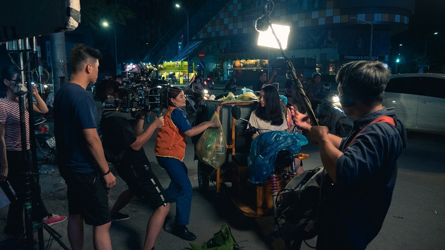 Chiếc xe rác là một trong những đạo cụ chính làm nên câu chuyện của “Tôi đưa em”