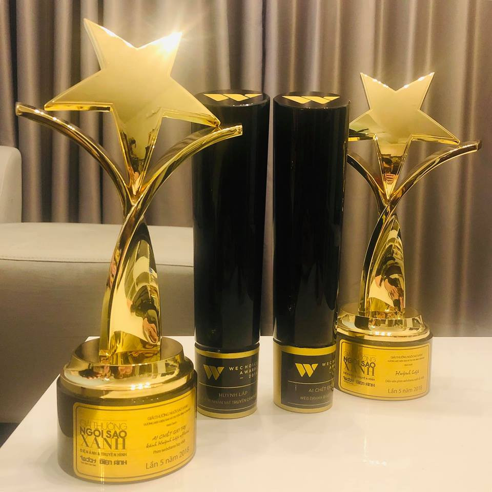 Huỳnh Lập khoe mình nhận được 4 chiếc cúp trên trang cá nhân.