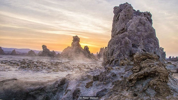 Được bao quanh bởi các núi lửa không hoạt động, khi nước trong hồ Lac Assal bốc hơi, muối và các mỏ khoáng sản khác bám vào nhau, tạo ra những cột trụ lởm chởm và các thành tạo nên cảnh quan kì lạ. Ảnh Perter Watson